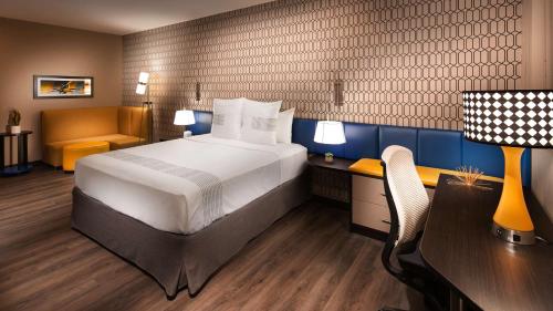 A bed or beds in a room at GLō Best Western Nashville