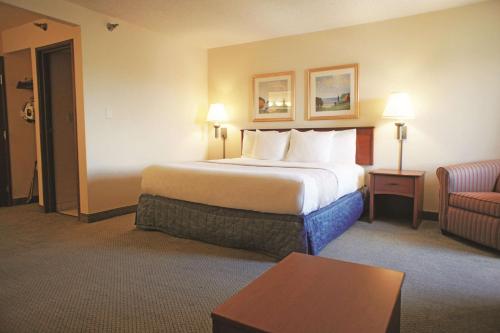Pokój hotelowy z dużym łóżkiem i kanapą w obiekcie La Quinta by Wyndham El Paso West Bartlett w mieście El Paso