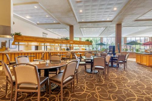 a restaurant with tables and chairs and a bar at Quality Inn Exit 4 in Clarksville