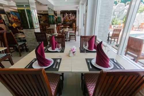 a table in a restaurant with pink hats on it at Best Western Royal Buriram in Buriram
