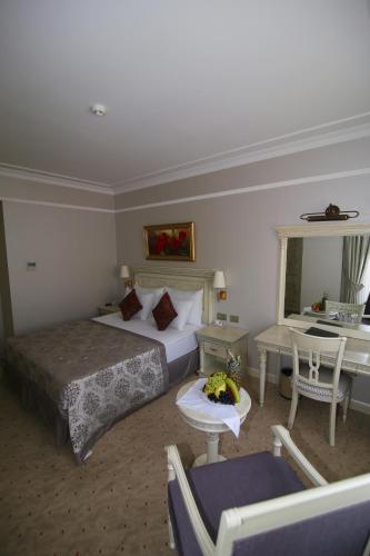 Ένα ή περισσότερα κρεβάτια σε δωμάτιο στο Demir Hotel