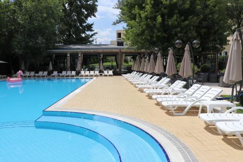Бассейн в Radisson Blu Hotel, Tashkent или поблизости