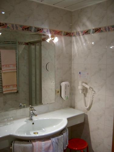 a bathroom with a sink and a mirror at Gasthof-Pension Nordwald in Harbach