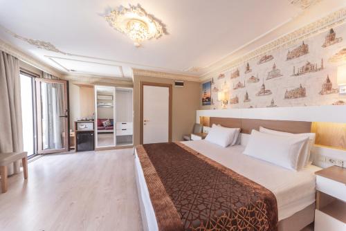 En eller flere senger på et rom på Tayahatun Hotel