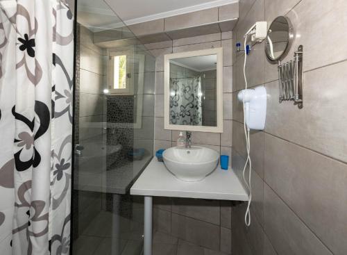 Un baño de Galini Studios & Apartments-Adults only