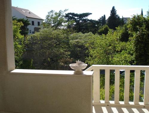 a vase sitting on the edge of a white railing at Center apartment Golden Ray in Bol