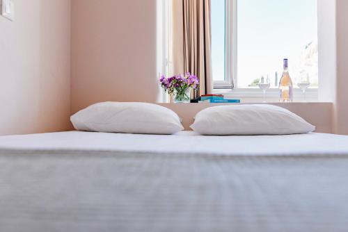 Postel nebo postele na pokoji v ubytování Phaedra Hotel
