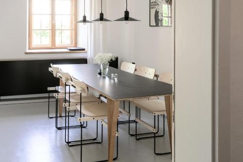 een eetkamer met een tafel en stoelen bij Gästehaus berge in Aschau im Chiemgau