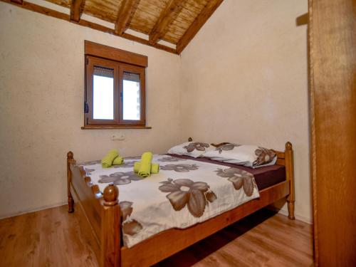een slaapkamer met een bed in een kamer met een raam bij Holiday home Anita 2 for 8 persons with pool in Stankovci