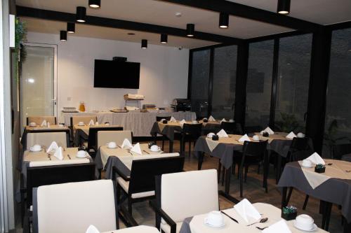 A restaurant or other place to eat at Apartamentos Turisticos Paraiso