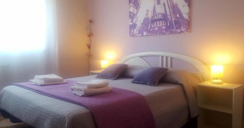 sypialnia z łóżkiem z ręcznikami w obiekcie Appartamento Etna w mieście Giarre