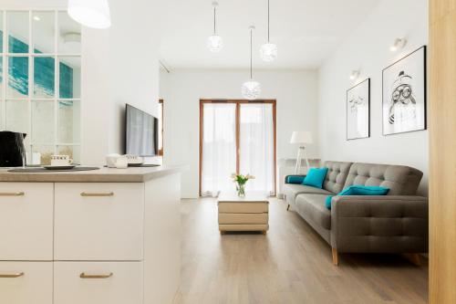 Televízia a/alebo spoločenská miestnosť v ubytovaní Apartments Gdańsk Starowiejska by Noclegi Renters