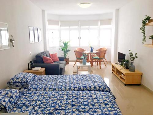 1 dormitorio con 1 cama y sala de estar en Padre Cueto Beach Flat by Canary365, en Las Palmas de Gran Canaria