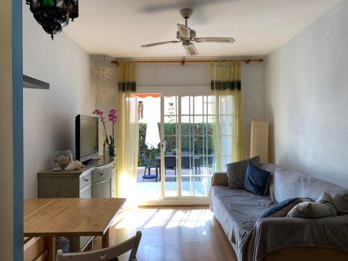 a living room with a couch and a table at Apartamento Altafulla in Altafulla