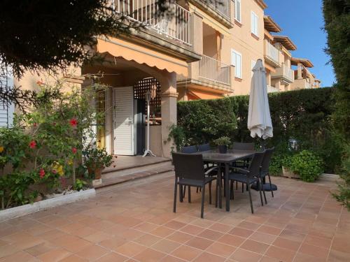 - une table et des chaises avec un parasol sur la terrasse dans l'établissement Apartamento Altafulla, à Altafulla