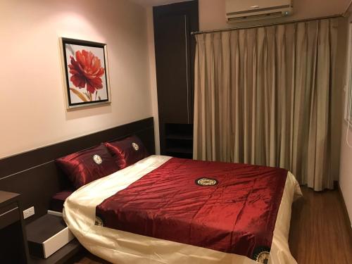 um quarto com uma cama com um edredão vermelho em Phuket villa best location pool view em Patong Beach
