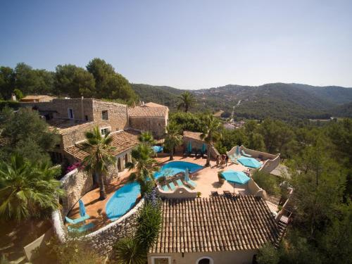 una vista aérea de un complejo con piscina en Casa Granada at Masia Nur Sitges, with private pool and adults only, en Canyelles