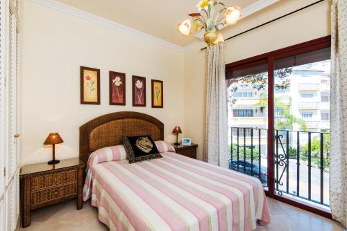 Posteľ alebo postele v izbe v ubytovaní Rentandhomes marbella luxury beach