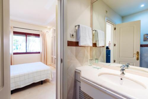 Kúpeľňa v ubytovaní Rentandhomes marbella luxury beach