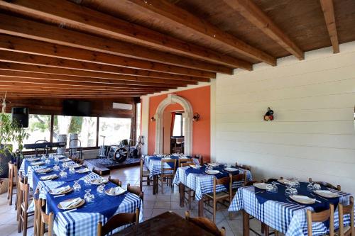 מסעדה או מקום אחר לאכול בו ב-Agriturismo Santa Chiara