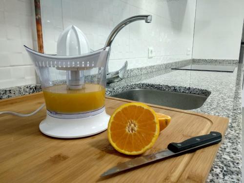 un mixeur sur un comptoir avec une tranche orange dans l'établissement La Casa de Maricruz, à Cangas de Onís