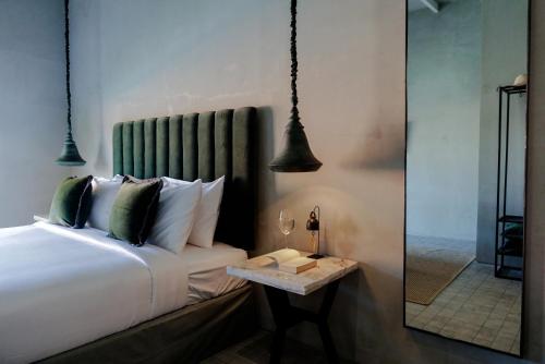 Katil atau katil-katil dalam bilik di Studio O - 2 Floor Studio, Central Seminyak Walk to Beach