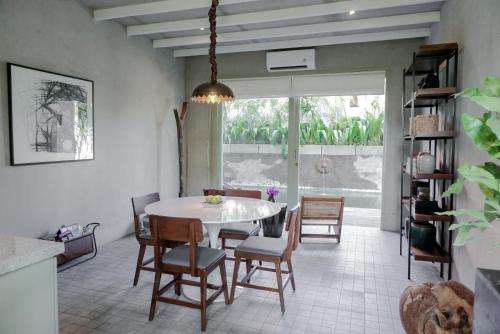 Ruang duduk di Studio O - 2 Floor Studio, Central Seminyak Walk to Beach