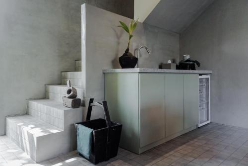 Dapur atau dapur kecil di Studio O - 2 Floor Studio, Central Seminyak Walk to Beach