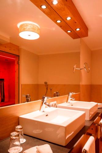 Bilik mandi di Hotel Tirolerhof 4 Sterne Superior