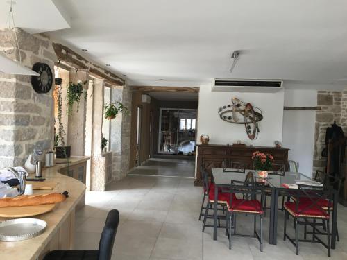 une cuisine et une salle à manger avec une table et des chaises dans l'établissement L'Armonia, à Saint-Philibert