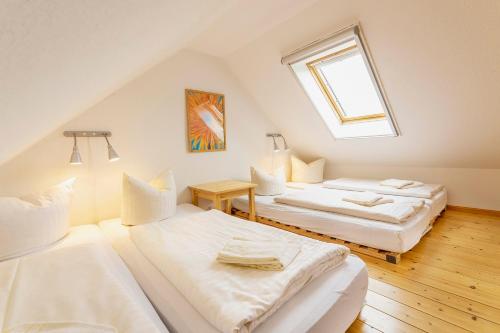 Zimmer mit 2 Betten und einem Fenster in der Unterkunft Feriendorf Alte Fahrt in Rechlin