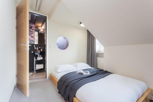 Tempat tidur dalam kamar di VISIONAPARTMENTS Cramerstrasse 2-6 - contactless check-in
