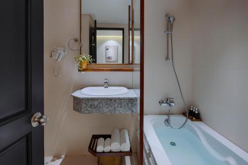 Bilik mandi di Silverland Min Hotel