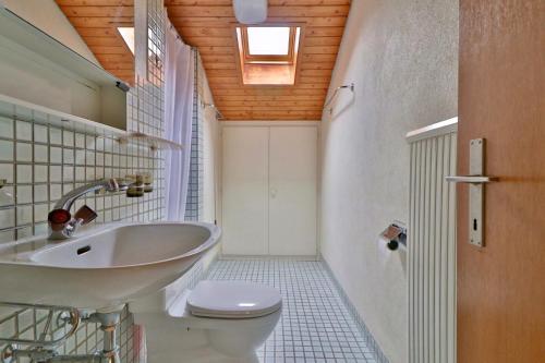 Koupelna v ubytování Maison familiale à Montreux avec vue sur le lac
