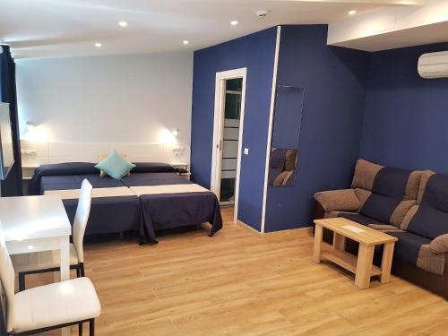 1 dormitorio con cama, sofá y mesa en Avenida De America Tijcal, en Madrid