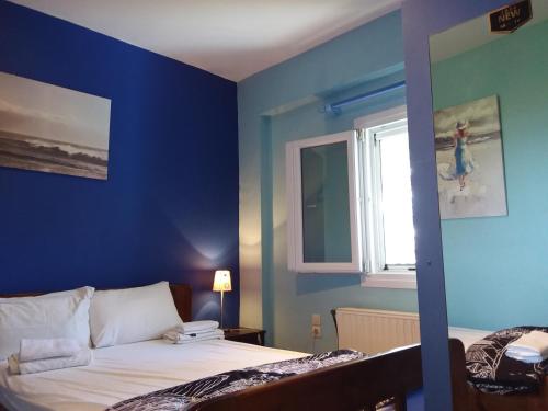 ニキアナにあるNikostudiosの青いベッドルーム(ベッド1台、窓付)