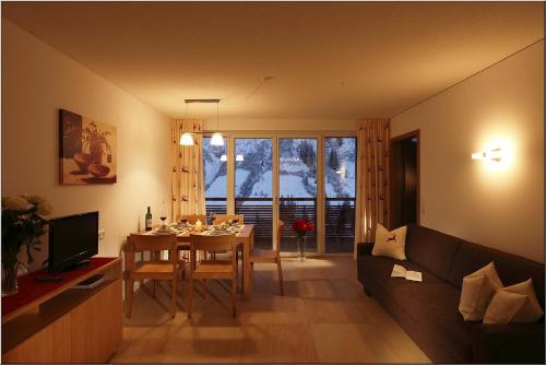 ein Wohnzimmer mit einem Tisch und einem Sofa in der Unterkunft Haus Margaritta Top 4 in Damüls