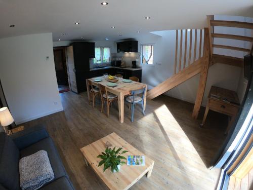 - une vue aérienne sur un salon et une cuisine avec une table dans l'établissement Chalet de l'Oisans, à Allemont