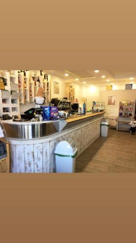 een keuken met een lang aanrecht in een kamer bij La Casa di Sofia - Casa Vacanza Monterosi in Monterosi