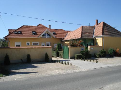 Foto dalla galleria di Viola Vendégház a Pápa