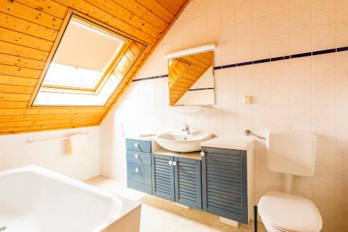 ein Badezimmer mit einem Waschbecken, einem WC und einer Badewanne in der Unterkunft Müritzparadies in Boek