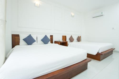 Una cama o camas en una habitación de Hapyson