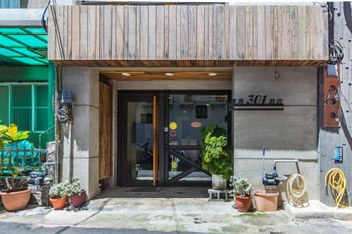 墾丁にあるWarehouse Innの鉢植えの建物への扉
