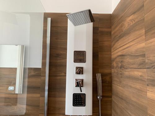 y baño con ducha de 3 plazas de chocolate. en Mapi’s Rooms, en Cagliari