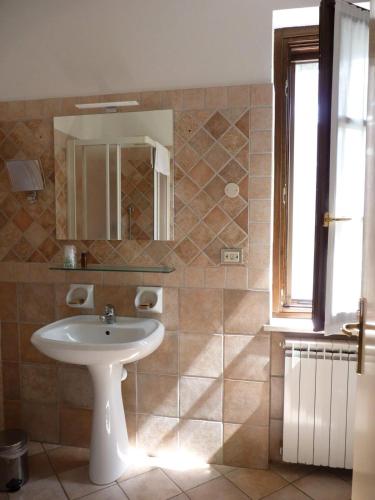 a bathroom with a sink and a mirror at Agriturismo Viticcio in La Morra