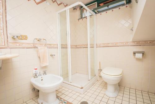 a bathroom with a shower and a toilet and a sink at Belvedere di Gloria in Tramonti