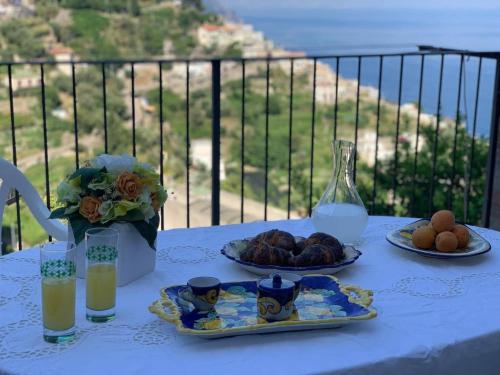 una tavola con due piatti di cibo e un bicchiere di latte di Lucy's house - comfortable apartment in Amalfi ad Amalfi
