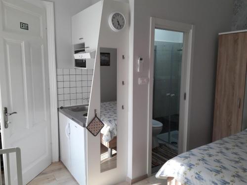W pokoju znajduje się łazienka z umywalką i toaletą. w obiekcie APARTMAN LUŠETIĆ w mieście Opatija