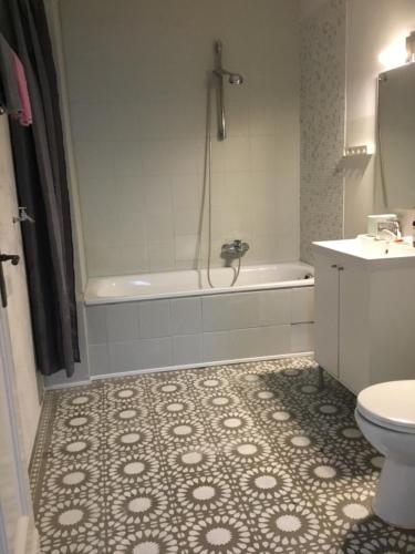 ein Badezimmer mit einer Badewanne, einem WC und einem Waschbecken in der Unterkunft Wohlfühlambiente in Dorsten in Dorsten