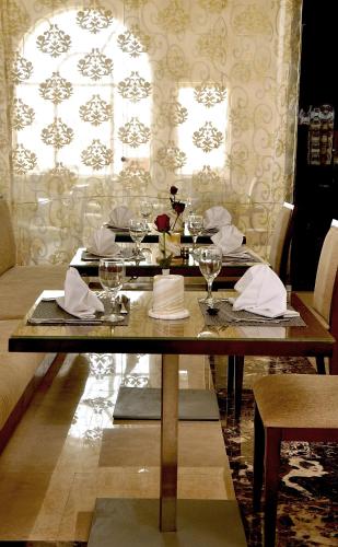 una mesa de madera con gafas y servilletas. en Sunrise Montemare Resort -Grand Select, en Sharm El Sheikh